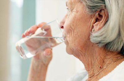 senior-drinking-water