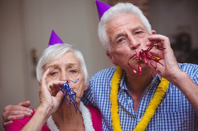 seniors-celebrating-new-years